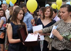 Студентка 1-го курсу Аня Дубіна обійшла зі скринькою усі групи випускників, одержавши від них листи з побажаннями, які чекатимуть свого часу, щоб уже зрілі фахівці, спеціалісти змогли їх відкрити і перевірити – а чи дійсно мрії збулися?